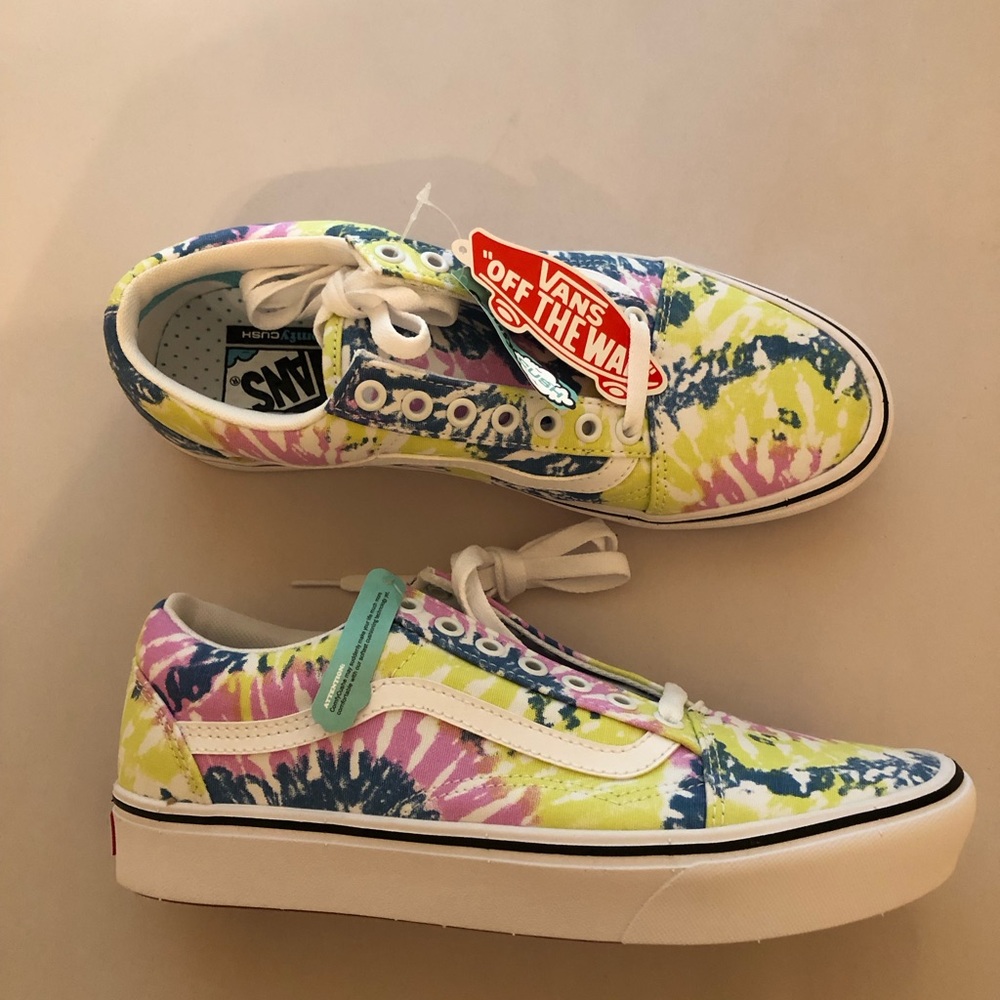 25. W10/M8.5 vans comfycush old skool tie-dye shoes